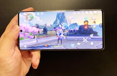 Der Tensor G2 ARM-SoC zeigt sich beim Zocken nur wenig effizienter als der Samsung Exynos 2100 im Galaxy S21 Ultra. (Bild: Golden Reviewer)