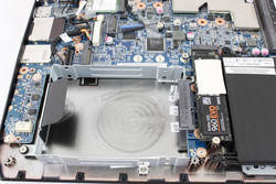 Die 2 2,5-Zoll-SATA-III-Schächte sind vertikal übereinander angeordnet.