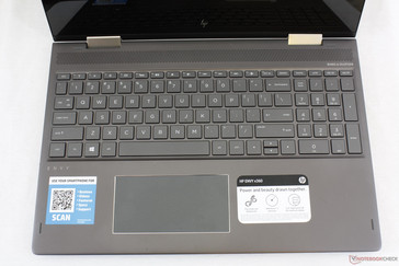 Die beleuchtete Tastatur ist normale Ultrabook-Kost; abgesehen von den kleinen Pfeiltasten gibt es keine großen Probleme