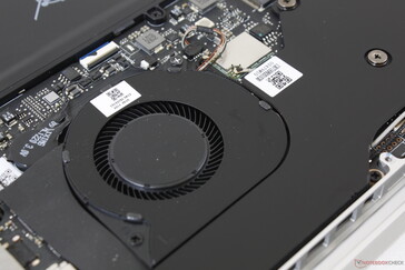 Zwillings-Lüfter ~ 35 bis ~ 40 mm. Wir können leichte elektronische Geräusche oder Spulengeräusche von unserem Gerät bemerken