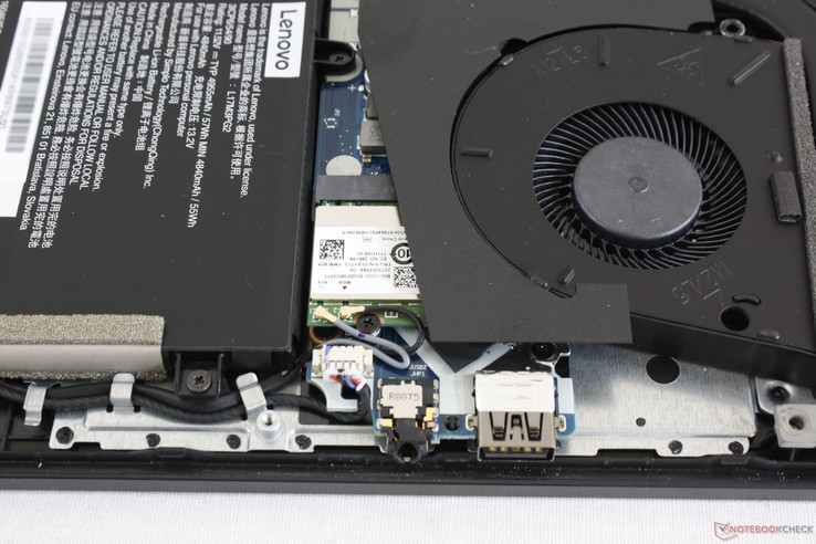 Herausnehmbares WLAN-Modul zwischen Akku und Systemlüfter