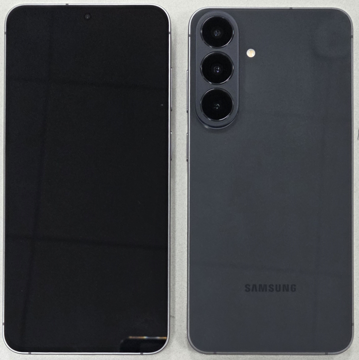 Ein erstes Realbild bekräftigt das Samsung Galaxy S26 FE Design.