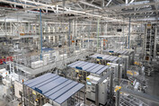 High-Tech-Fertigung: Die neue Anlage ist auf eine Kapazität von bis zu 1.200 Batteriesystemen pro Tag ausgelegt (Bild: Seat).
