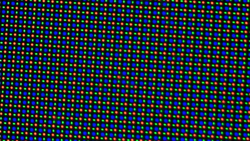 Das OLED-Display setzt auf eine RGGB-Sub-Pixel-Matrix bestehend aus einer roten, einer blauen und zwei grünen Leuchtdioden.