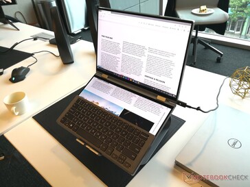 Wenn die Tastatur auf der unteren Hälfte des Displays platziert wird, funktioniert der Rest des Bildschirms ähnlich beim Asus ZenBook Pro Duo. Clever: Das Display wird als Hintergrundbeleuchtung für die Tastatur benutzt.