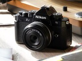 Nikon spendiert seiner Retro-Kamera mit Vollformat-Sensor ein großes Firmware-Update. (Bildquelle: Nikon)