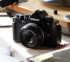 Nikon spendiert seiner Retro-Kamera mit Vollformat-Sensor ein großes Firmware-Update. (Bildquelle: Nikon)