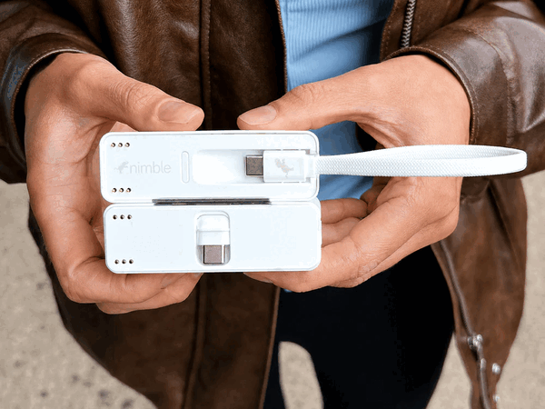 Die Sharepower Powerbank hat ein integriertes Kabel und einen klappbaren USB-C-Stecker