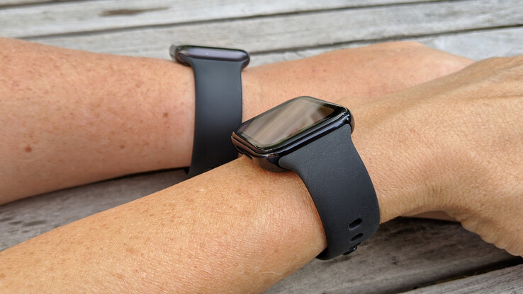 Vorne: Oppo Watch, hinten: Apple Watch Series 5