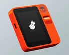 Der Rabbit R1 kann die Musikwiedergabe steuern, Lebensmittel bestellen und Apps bedienen. (Bild: Rabbit)