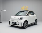 Die Couture Edition des Smart #2 zeichnet sich durch eine mattweiße Lackierung, ein goldfarbenes Dach und 16 Zoll große Leichtmetallfelgen mit goldenen Akzenten aus. Hinzu kommen ein festes Glasdach, beheizbare Sitze und ein Sennheiser-Soundsystem mit sieben Lautsprechern.