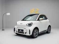 Die Couture Edition des Smart #2 zeichnet sich durch eine mattweiße Lackierung, ein goldfarbenes Dach und 16 Zoll große Leichtmetallfelgen mit goldenen Akzenten aus. Hinzu kommen ein festes Glasdach, beheizbare Sitze und ein Sennheiser-Soundsystem mit sieben Lautsprechern.