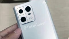 Dieses Hands-On-Photo soll das Xiaomi 13 Pro in Silber und mit neuer Leica-Kamera zeigen. (Bild: Techgoing)