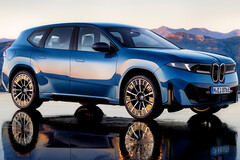 BMW gehört zu den drei deutschen Autokonzernen, die im Umsatzranking der 19 Hersteller auf den Plätzen 16, 17 und 19 landen (Bild: BMW iX3 50 xDrive, 09/2025)..