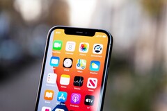 Das Apple iPhone 13 soll dem aktuellen Modell recht ähnlich sehen, es gibt allerdings ein paar Änderungen. (Bild: Frederik Lipfert)
