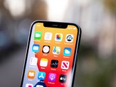 Das Apple iPhone 13 soll dem aktuellen Modell recht ähnlich sehen, es gibt allerdings ein paar Änderungen. (Bild: Frederik Lipfert)