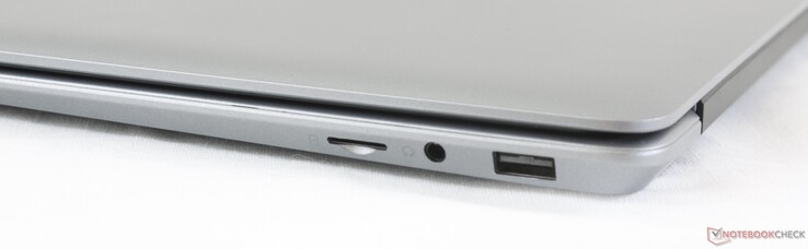 Rechts: microSD-Kartenleser, 3,5-mm-Klinke (Kopfhörer), USB 2.0