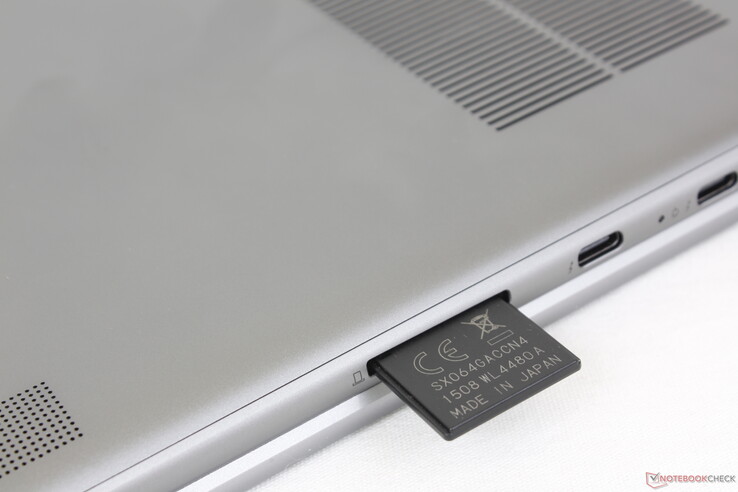 Die vollständig eingesteckte SD-Karte ragt immer noch deutlich aus der Rückseite