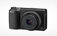 Die Ricoh GR IIIx packt einen großen APS-C-Sensor in ein besonders kompaktes Gehäuse. (Bild: Ricoh)