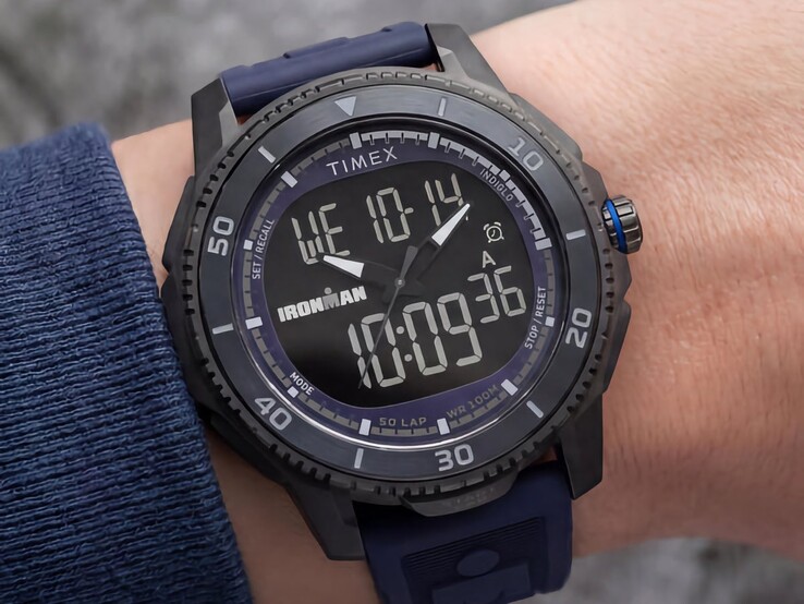 Schwarze Timex Ironman Adrenaline Ana-Digi-Uhr mit dunkelblauem Armband und blauem Kronenakzent am Handgelenk