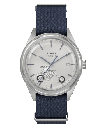 Frontansicht der Peanuts x Timex Marlin Jet Automatic Easy Rider mit silberweißem Zifferblatt, Snoopy auf einem Motorrad, blauen Stundenmarkierungen und Zeigern sowie gewölbtem Hesalitglas.