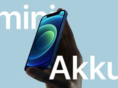 Kaum verwunderlich: Ins kompakte Gehäuse des Apple iPhone 12 mini passt nur ein kleiner Akku. (Bild: Apple / Notebookcheck)