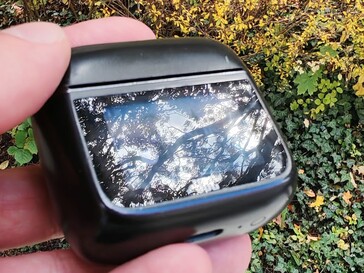 Das Ladecase neigt - hier im Extremfall - ein wenig zu Spiegelungen (Bildquelle: Notebookcheck)