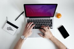 Apple soll im dritten Quartal 2020 deutlich mehr MacBooks verkaufen, unter anderem aufgrund der vielen Menschen, die nach wie vor im Home Office arbeiten. (Bild: NordWood Themes, Unsplash)