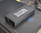 Der MSI-Laptop kann beim Spielen bis zu 250 W aufnehmen, obwohl das Netzteil selbst nur auf 240 W ausgelegt ist.