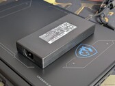 Der MSI-Laptop kann beim Spielen bis zu 250 W aufnehmen, obwohl das Netzteil selbst nur auf 240 W ausgelegt ist.
