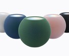 Fünf HomePod mini 2 in Weiß, Blau, Grün, Pink und Midnight nebeneinander