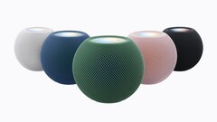 Fünf HomePod mini 2 in Weiß, Blau, Grün, Pink und Midnight nebeneinander