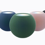 Fünf HomePod mini 2 in Weiß, Blau, Grün, Pink und Midnight nebeneinander