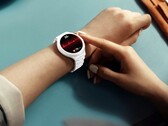 Die Huawei Watch 6 Pro wird optional mit einem weißen Keramik-Gehäuse angeboten.