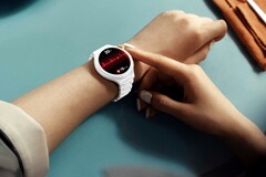 Die Huawei Watch 6 Pro wird optional mit einem weißen Keramik-Gehäuse angeboten.