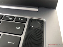 Rechts neben der Tastatur ist der Power-Button samt Fingerprint untergebracht