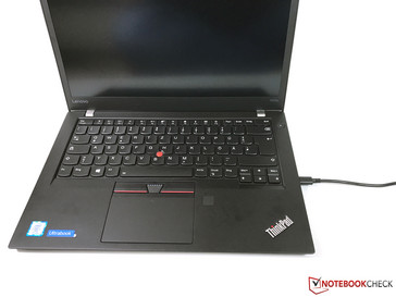 Das Ladekabel des USB-C-Netzteils ist unpraktisch positioniert.