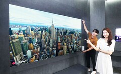 LG Display bietet jetzt ein 97 Zoll OLED.EX-Panel für die Smart TVs der nächsten Generation an. (Bild: LG Display)