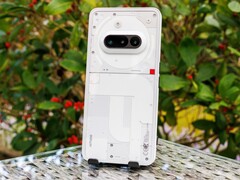 Das Nothing Phone (3a) wird wahlweise in Weiß oder in Schwarz zum Bestpreis angeboten.