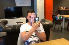 So einfach geht es: Bild auf Pappe kleben, OnePlus 6 entsperren. Alles easy.