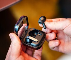 Die Samsung Galaxy Buds4 Pro setzen auf ein neues Design mit teilweise transparenter Ladehülle.