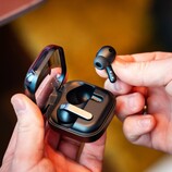 Die Samsung Galaxy Buds4 Pro setzen auf ein neues Design mit teilweise transparenter Ladehülle.