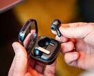 Die Samsung Galaxy Buds4 Pro setzen auf ein neues Design mit teilweise transparenter Ladehülle.