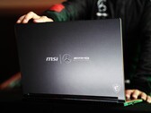 Das MSI Stealth 16 setzt in der Mercedes-AMG Special Edition auf ein Design, das von Rennautos inspiriert wurde. (Bild: MSI)