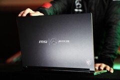Das MSI Stealth 16 setzt in der Mercedes-AMG Special Edition auf ein Design, das von Rennautos inspiriert wurde. (Bild: MSI)