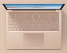 Der Surface Laptop 3 ist wahlweise mit einem Alcantara-Stoffbezug oder mit einem Aluminiumgehäuse erhältlich. (Bild: Microsoft)