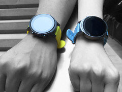 Farbenfroh: Die TicWatch E3 mit Bändern in den Farben Neon Yellow und Ashy Blue 