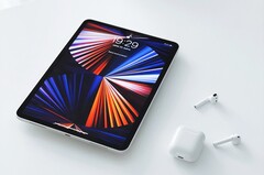 Das neue 11 Zoll iPad Pro muss auf ein Mini-LED-Display verzichten, offenbar weil das Tablet damit etwas dicker wäre. (Bild: David Švihovec)