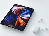 Das neue 11 Zoll iPad Pro muss auf ein Mini-LED-Display verzichten, offenbar weil das Tablet damit etwas dicker wäre. (Bild: David Švihovec)