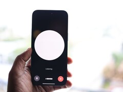 Hand hält Smartphone mit Sprachassistent-Oberfläche auf dem Bildschirm